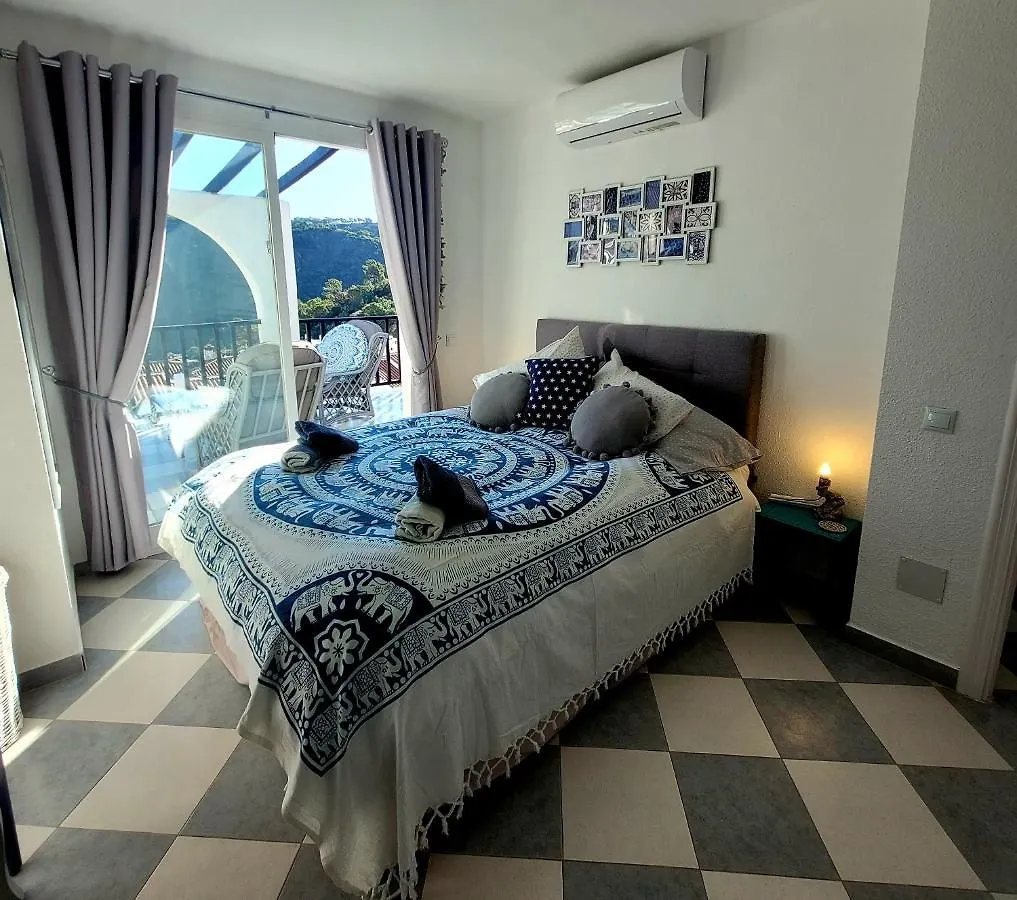 Benahavis Village Penthouse Apartment, 2 Bedrooms, Stunning Views, Swimming Pool !!